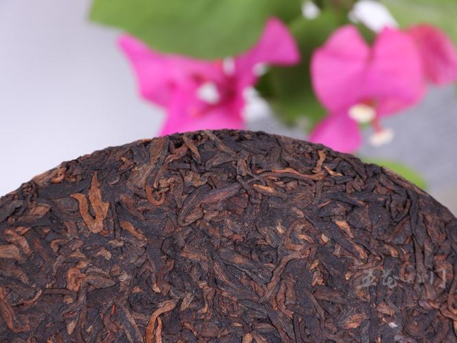 原生态乔木大叶种晒青毛茶为原料,采用传统的加工工艺,经适度发酵精制