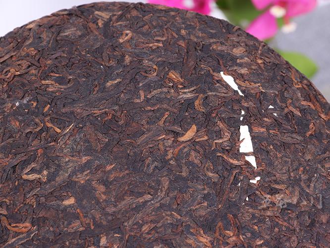 原生态乔木大叶种晒青毛茶为原料,采用传统的加工工艺,经适度发酵精制